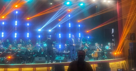 الجمهور يتفاعل مع "اللى بنى مصر" بحفل على الحجار فى نقابة الصحفيين