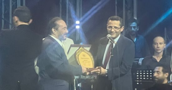 خالد البلشى يقدم درع نقابة الصحفيين للنجم الكبير على الحجار بعد انتهاء حفله