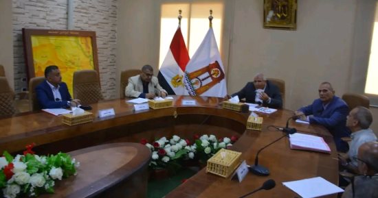 محافظ الوادي الجديد يوجه بالتوسع فى مبادرات تخفيض أسعار المستلزمات المدرسية