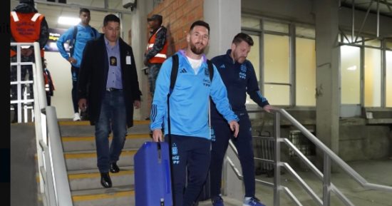 ميسي يصل بوليفيا مع الأرجنتين.. وأنبوبة أكسجين لكل لاعب.. فيديو وصور