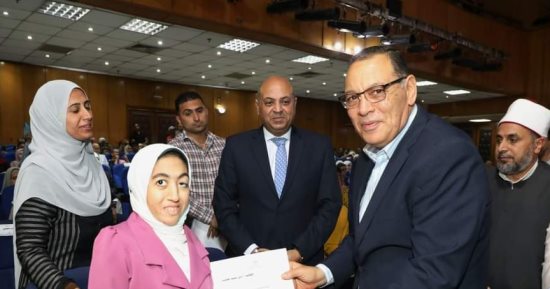 محافظ الشرقية يُكرم أوائل الشهادات ويمنحهم مكافآت مالية وشهادات تقدير