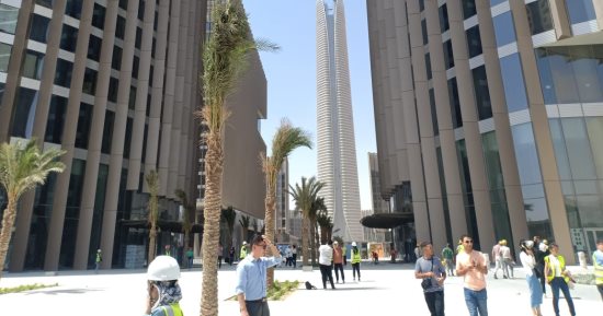 مصر -الصين.. علاقات متنامية على مر العقود.. "اليوم السابع" فى جولة بمنطقة الأعمال بالعاصمة الإدارية.. "جسر الصداقة" يربط برجين.. استمرار التشطيبات بالبرج الأيقونى.. عاملون صينيون: المشروع رمز للصداقة بين بلدينا