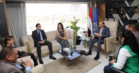 محافظ أسوان يلتقى فريق اتحاد المعاهد الثقافية الوطنية الأوروبية "يونيك".. صور