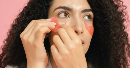 5 وصفات طبيعية سهلة وسريعة للتخلص من انتفاخ العينين