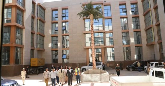 فرحة موظفى الوادى الجديد بأول يوم عمل بعد إنجاز أكبر صرح خدمى مميكن على مستوى المحافظات.. نموذج معمارى بأحدث تكنولوجيا بالطاقة الشمسية.. وتسكين العاملين بزى رسمى موحد وتوفير وسائل مواصلات لنقلهم يوميا.. صور