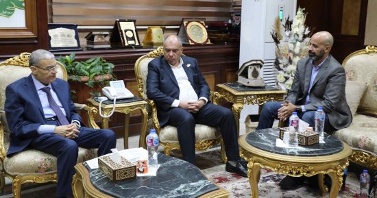 محافظ المنيا يستقبل وفد لجنة مبادرة المشروعات الخضراء الذكية فى مرحلتها الثانية