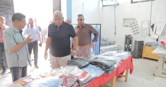 محافظ الوادي الجديد يتفقد مركز التكوين المهنى ومصنع الملابس الجاهزة بالخارجة