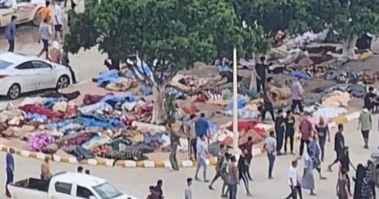 ليبيون في مدينة درنة يدفنون 350 جثمانا لضحايا كارثة إعصار دانيال