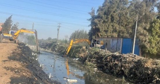 محافظ الدقهلية يوجه بتطهير ورفع القمامة المتراكمة على مصرف بقطارس بمركز أجا