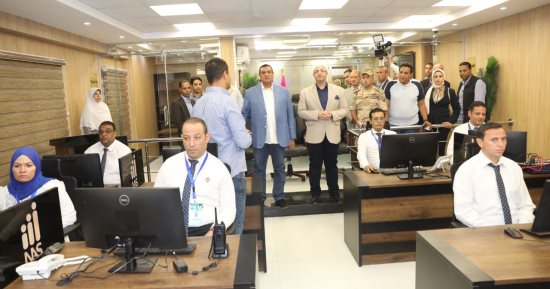 وزير التنمية المحلية ومحافظ بنى سويف يتفقدان مركز السيطرة الموحد للشبكة الوطنية للطوارئ