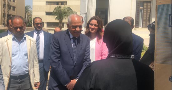 "هنكمل فرحتهم".. محافظ الجيزة يسلم أجهزة كهربائية لـ40 فتاة مقبلة على الزواج