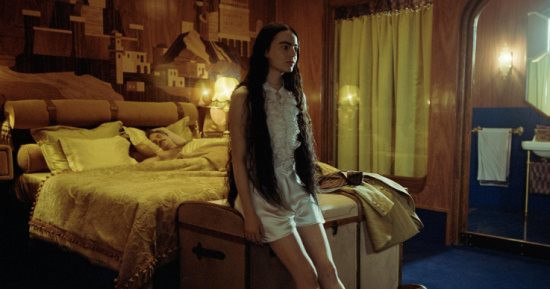 طرح فيلم Poor Things لإيما ستون 8 ديسمبر بعد فوزه بجائزة في فينيسيا 