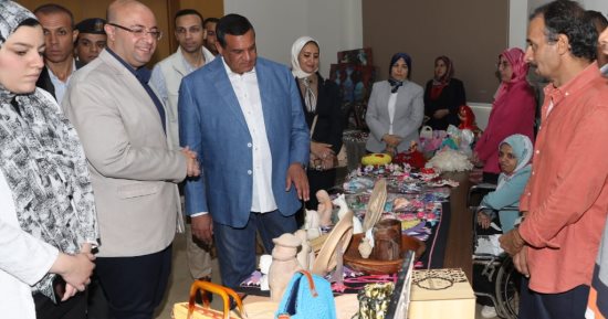 وزير التنمية المحلية ومحافظ بنى سويف يفتتحان معرض أيادى مصر 