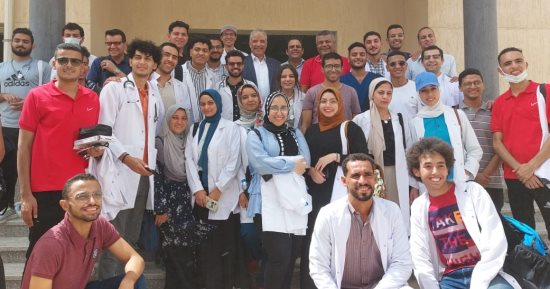 18 جامعة مصرية تنظم قافلة طبية لمنطقة زهور 15 مايو.. صور