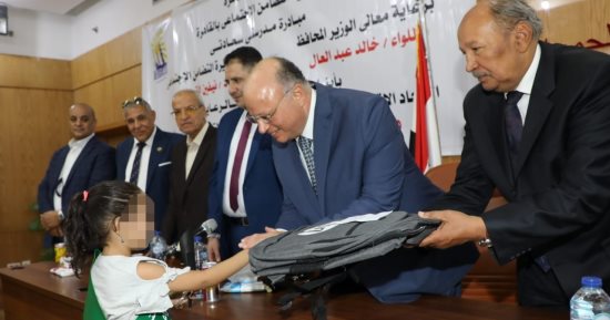 محافظة القاهرة تواصل مبادرة توزيع شنط المدارس بالمجان بحى الزاوية الحمراء