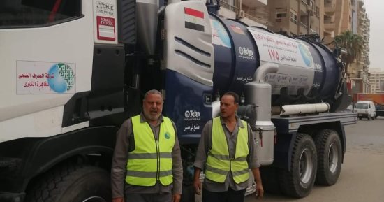 محافظة القاهرة تنشر معدات شفط المياه بالمحاور الرئيسية استعدادا للأمطار