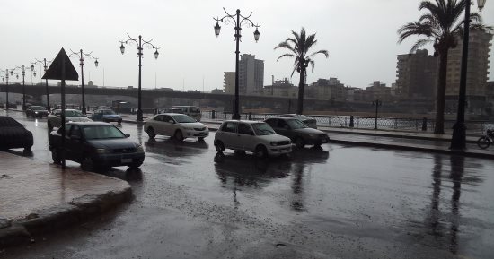 العاصفة دانيال تبدأ في دمياط.. أمطار كثيفة وغيوم بسماء المحافظة   