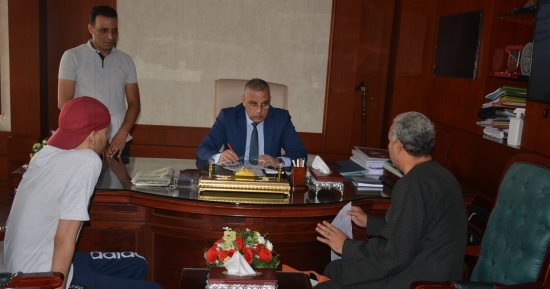 215 مواطنا يعرضون مطالبهم وشكاواهم خلال اللقاء الجماهيرى بسوهاج