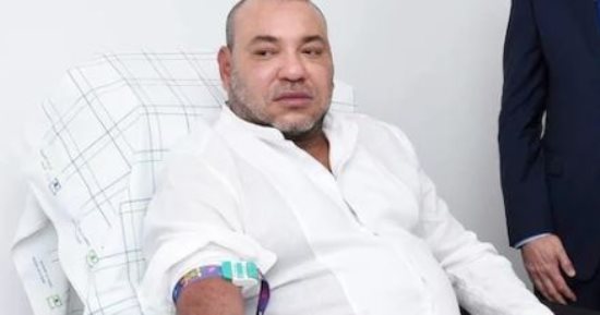 ملك المغرب يزور مصابى الزلزال ويتبرع بالدم فى مستشفى بمراكش