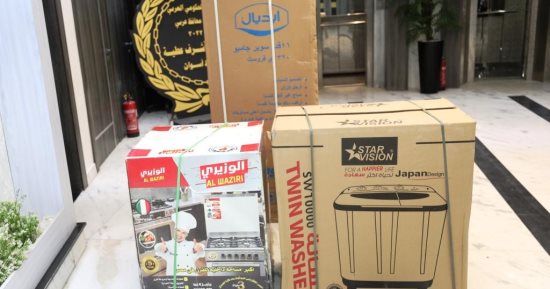 محافظ أسوان يعوض عروس تعرض جهاز زفافها لحريق