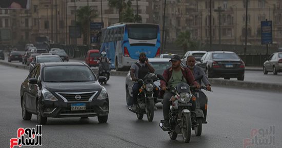 العاصفة دانيال تحجب أشعة الشمس.. الغيوم تغطى سماء القاهرة والجيزة