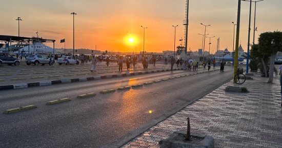 "الجمهورية الجديدة".. ضفة قناة السويس "فُسحة مجانية" لأهالى بورسعيد.. صور