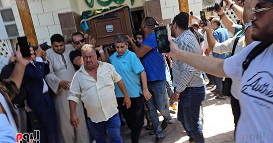 وصول جثمان الفنانة كريمان إلى مسجد مصطفى محمود لأداء صلاة الجنازة