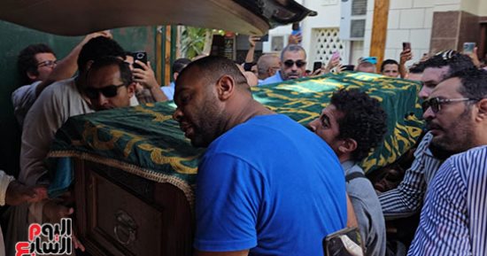 أسرة الفنانة كريمان تؤدى صلاة الجنازة على جثمانها بمسجد مصطفى محمود