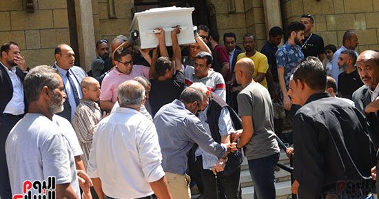 الأهالى والأصدقاء يؤدون صلاة الجنازة على زوج السفيرة مشيرة خطاب