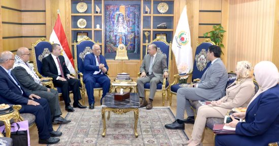 رئيس جامعة المنصورة يستقبل وفدا من جامعة فلسطين لبحث سبل التعاون 