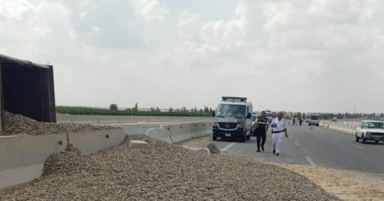 رفع سيارة نقل محملة بالزلط وإعادة فتح طريق 30 يونيو بالإسماعيلية 