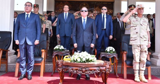  الرئيس السيسي يشهد اصطفاف معدات الإغاثة المقدمة للأشقاء بليبيا وتجهيز حاملة الطائرات الميسترال للعمل كمستشفى ميدانى