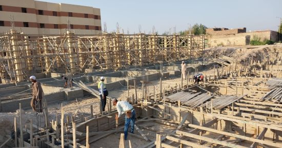 الأقصر تشهد بدء العمل فى إنشاء مجمع الصناعات الحرفية بقرية السلام فى أرمنت.. صور