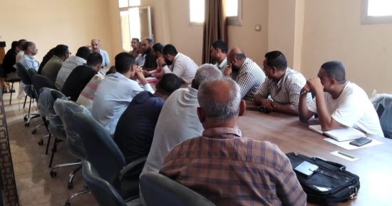 رئيس مدينة أرمنت يتابع مع رؤساء القرى نسب تنفيذ مشروعات حياة كريمة