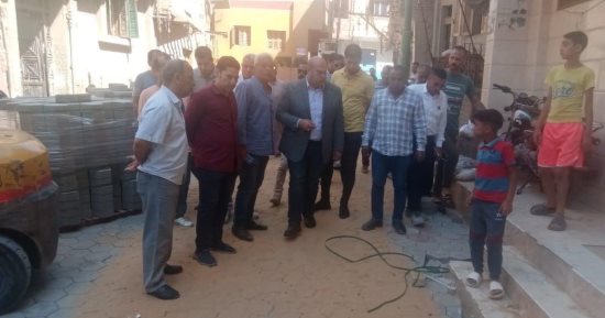نائب محافظ الجيزة يتابع أعمال تركيب بلاط الإنترلوك لـ130 شارع فى أوسيم