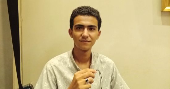 طالب سكندرى قدم 176 بحثًا فى مجال الطاقة الشمسية.. حصل على المركز الأول أفريقيا والثاني عالميًا فى مجال الطاقة المتجددة.. عمرو محمد: اخترعت باور بنك يعمل 12 ساعة.. والدولة تدعم الشباب في كل المجالات.. صور