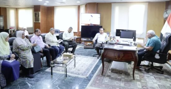 محافظ الوادي الجديد يلتقي وفد شركة "مياه الشرب والصرف الصحي" لبحث موقف المشروعات المنفذة
