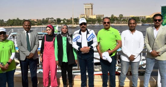 محافظ أسوان يدشن المرحلة الرابعة لحملة تنظيف وتطهير مجرى النيل.. صور