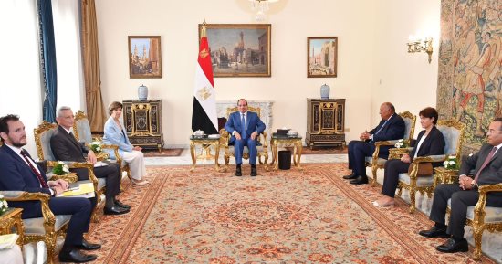 علاقات متميزة بين مصر وفرنسا.. الرئيس السيسي يستقبل وزيرة خارجية باريس.. ويؤكد: نواصل العمل للتوصل إلى حلول سياسية وسلمية للأزمات القائمة.. وكاترين كولونا: تثمن النهج الرشيد لسياسة مصر الخارجية فى تسوية الأزمات