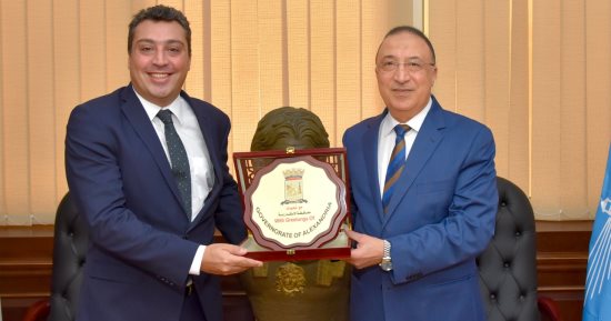 محافظ الإسكندرية يودع قنصل عام لبنان ويهديه درع عروس المتوسط
