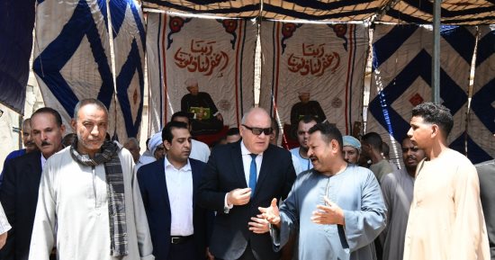 محافظ قنا يقدم واجب العزاء لأسر ضحايا عاصفة دانيال ويؤدى صلاة الغائب بنجع حمادى