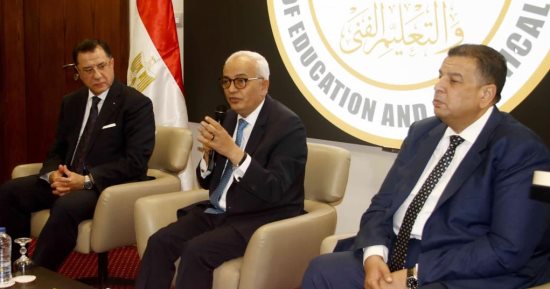 وزير التعليم يجرى حوارا مفتوحا مع أوائل الثانوية للاستماع لرؤيتهم حول التطوير