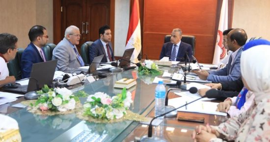 محافظ سوهاج يتابع أعمال اللجنة التنفيذية للمشروعات الخضراء الذكية 