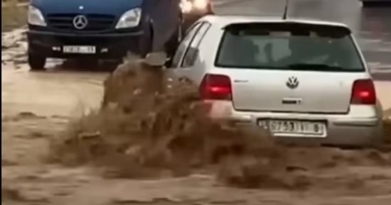 سيول جارفة تضرب مدينة ميدلت بالمغرب بعد أيام من كارثة الزلزال المدمر.. فيديو