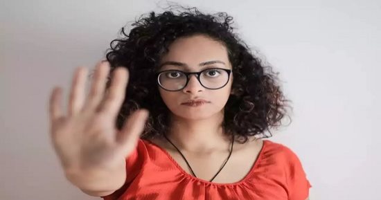 4 أبراج عيوب شخصيتها تهدد علاقات صداقاتها.. أبرزها شك الجوزاء وغموض السرطان