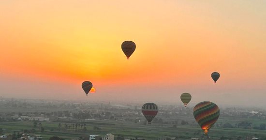 تحليق 35 رحلة بالون طائر على متنها 840 سائحا غرب الأقصر