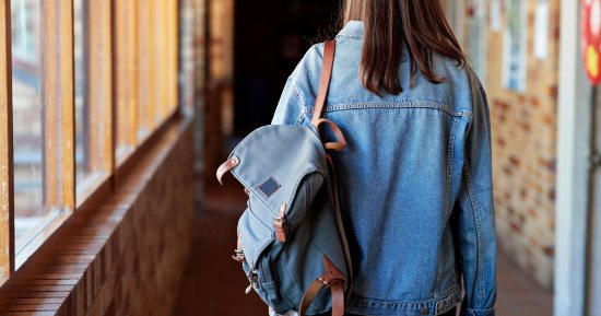 لو سنة أولى جامعة.. قطع ملابس وإكسسوارات لازم تكون في دولابك