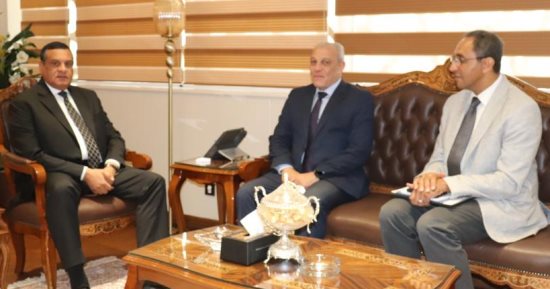 هشام آمنة يبحث مع رئيس هيئة تنمية الصعيد إنشاء مجمع صناعات رمان بأسيوط