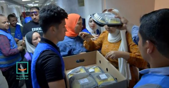 حياة كريمة توزع 500 وجبة ساخنة على مرضى مستشفيات شبين الكوم ضمن مبادرة "سبيل"