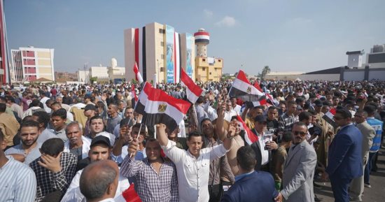 الرئيس السيسي يصل محافظة بنى سويف ويلتقى أهالى قرية سدس الأمراء.. صور
